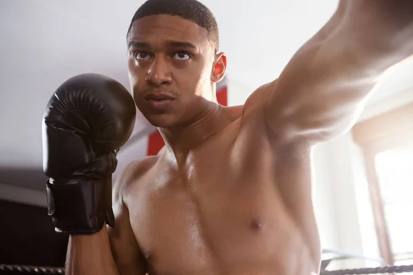 Hombre decidido practicando boxeo — Foto de Stock