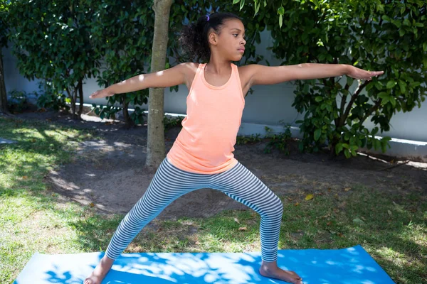 Chica haciendo ejercicio en el patio —  Fotos de Stock