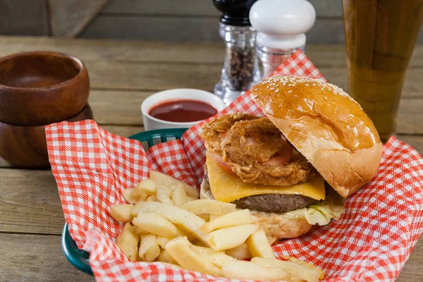 Hambúrguer e batatas fritas — Fotografia de Stock