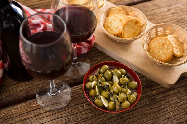 Aceitunas marinadas con copas de vino — Foto de Stock