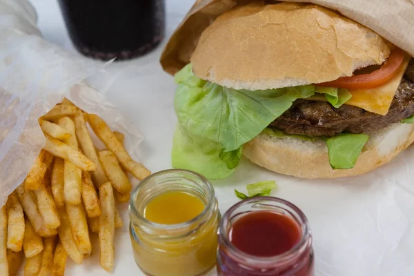 Hambúrguer com batatas fritas e bebida gelada — Fotografia de Stock