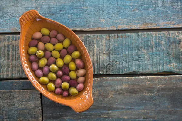 Aceitunas en vinagre en tazón —  Fotos de Stock