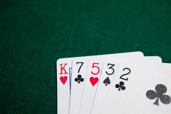 Memainkan kartu yang diatur di meja poker — Stok Foto