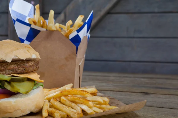 Hamburger und Pommes — Stockfoto