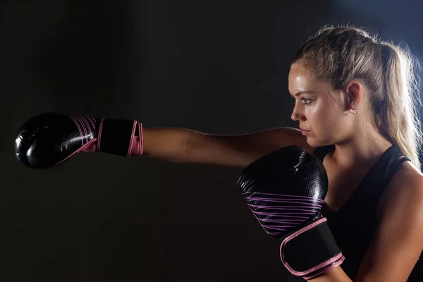Woman practicing boxing in fitness studio — Stock Photo, Image