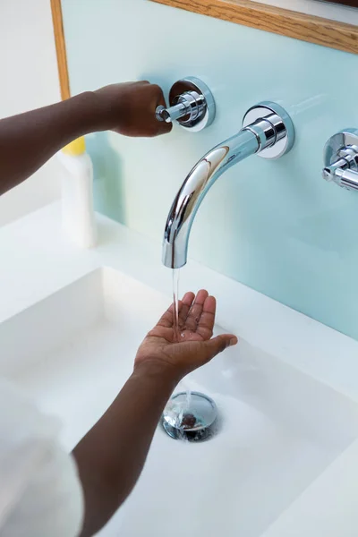 Chłopiec mycia rąk w umywalki — Zdjęcie stockowe