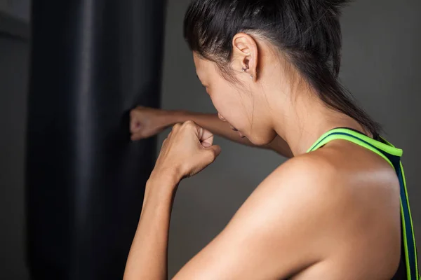 练习拳击健身工作室中的女人 — 图库照片