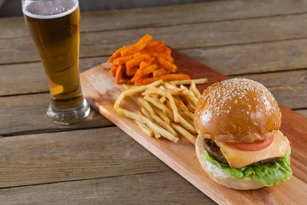 Burgare och pommes frites med glas öl — Stockfoto