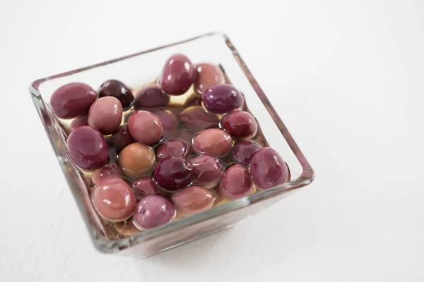 Närbild av inlagda oliver i skål — Stockfoto