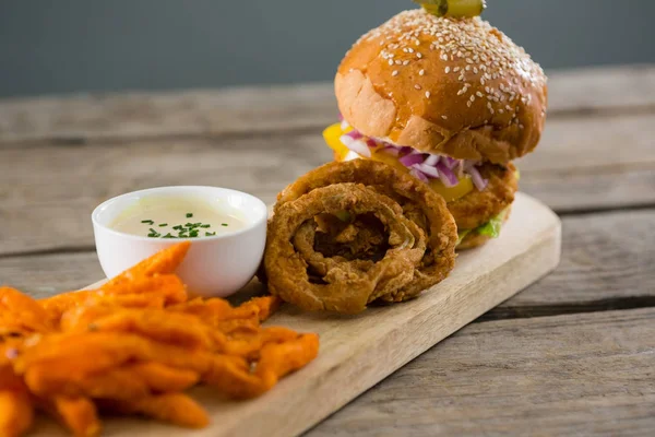 Hambúrguer com anéis de cebola e batatas fritas — Fotografia de Stock