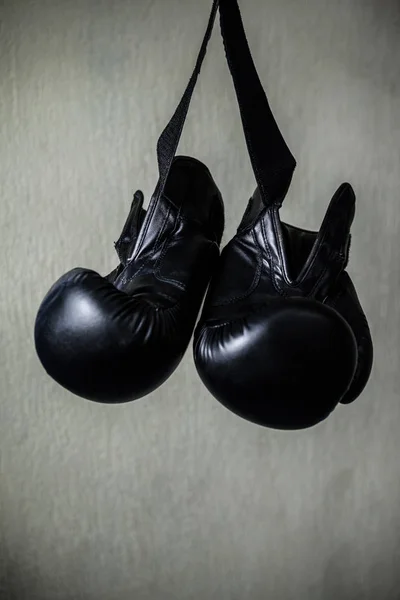 Luvas de boxe no estúdio de fitness — Fotografia de Stock