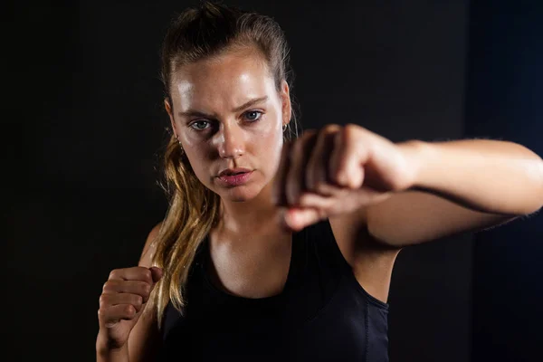 Kobieta, uprawiania boksu w fitness studio — Zdjęcie stockowe