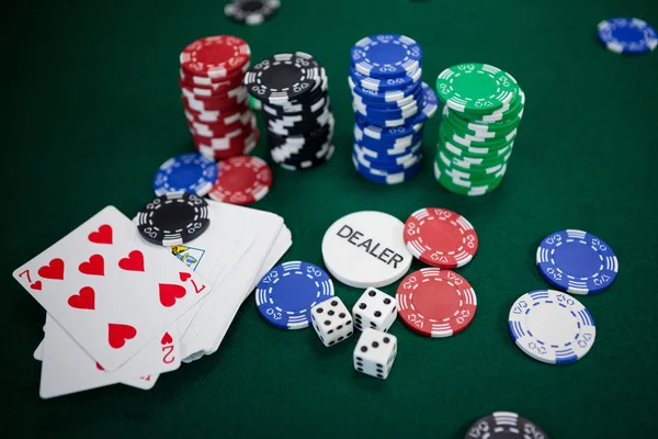 Spielkarten mit Würfeln und Casino-Chips — Stockfoto