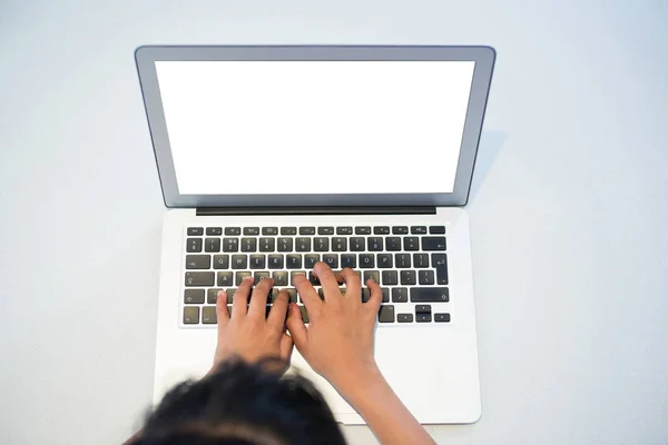 Tjej som skriver på laptop med blank skärm — Stockfoto
