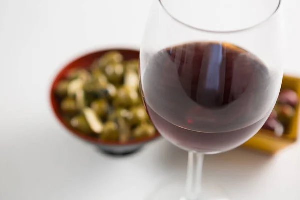 Μαριναρισμένες ελιές και ποτήρι κρασί — Φωτογραφία Αρχείου