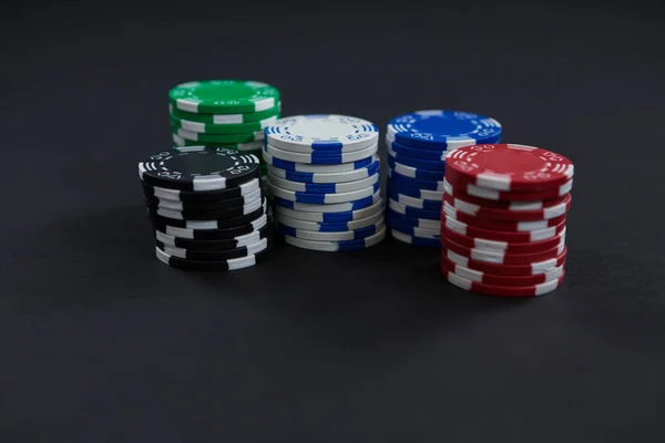 Fichas de casino na mesa preta — Fotografia de Stock