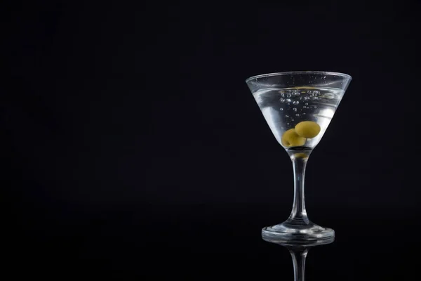 Martini de cocktail com azeitonas — Fotografia de Stock