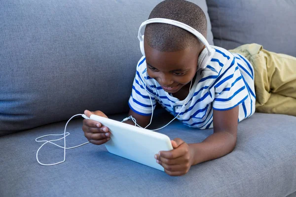 Jongen met digitale tablet — Stockfoto