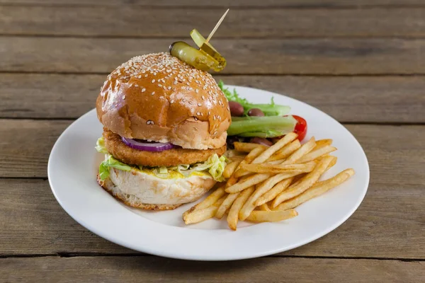 Hambúrguer com batatas fritas e salada — Fotografia de Stock