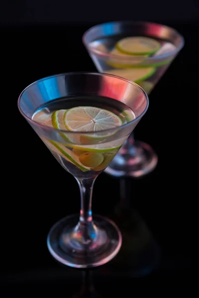 Cocktail martini mit oliven — Stockfoto
