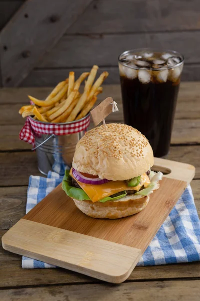Hamburger mit Pommes und Kaltgetränk — Stockfoto