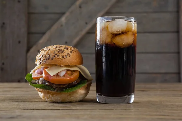 Hamburger und kaltes Cola-Getränk — Stockfoto