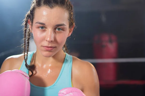 Female boxer looking at camera — Stock Photo, Image