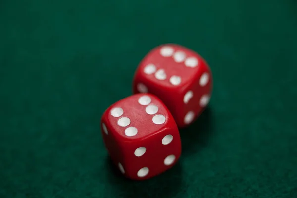 Par de dados na mesa de poker — Fotografia de Stock