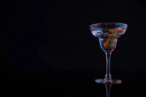 Коктейль мартини с оливками — стоковое фото