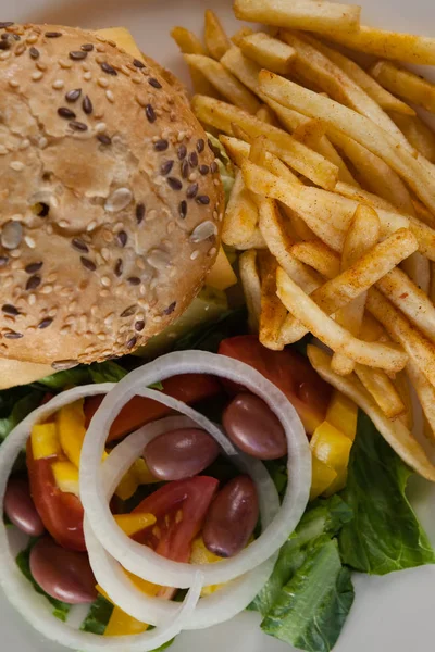 Hamburgare med pommes frites och sallad — Stockfoto