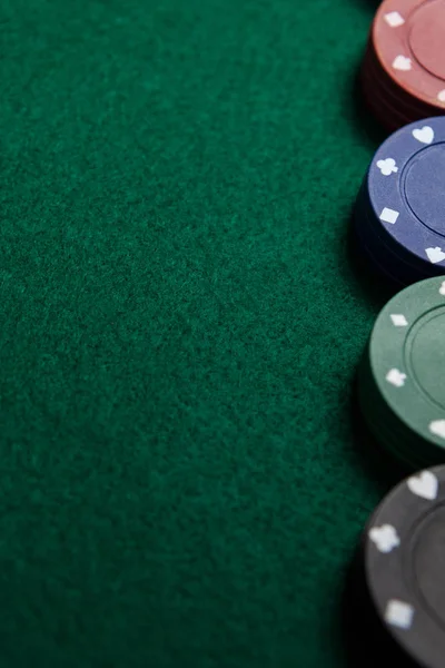 Casino chipson poker tabeli — Zdjęcie stockowe