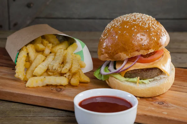 Hamburger z frytkami i sosem pomidorowym — Zdjęcie stockowe