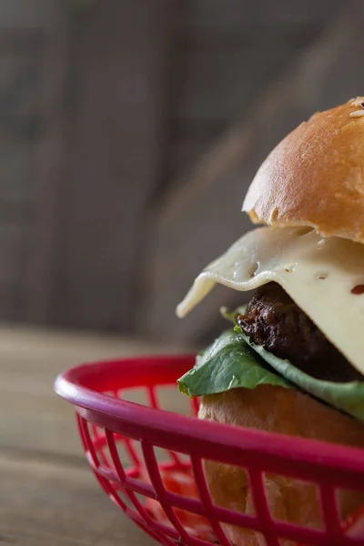 Deliciosa hamburguesa en cesta — Foto de Stock