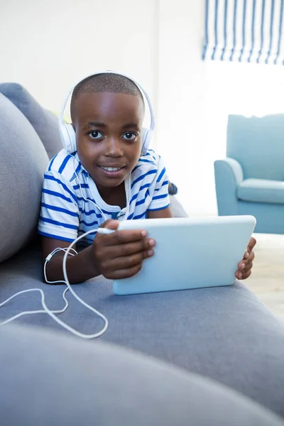 Chłopiec korzystający z tabletu cyfrowego — Zdjęcie stockowe