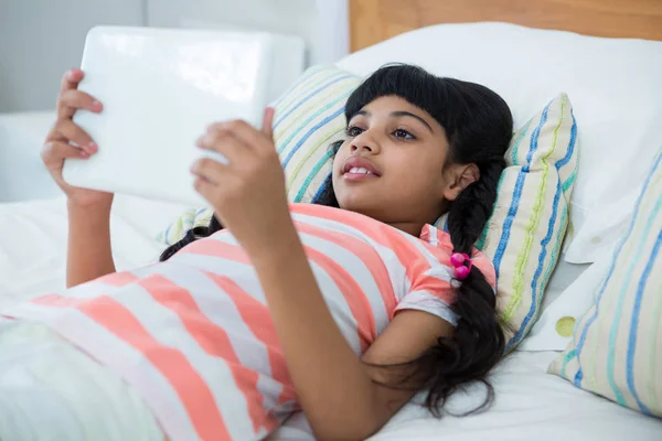 Girl using tablet computer — Stock Photo, Image
