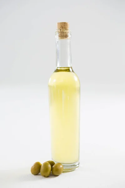 Aceite de oliva verde en botella — Foto de Stock