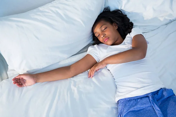 Ragazza dormire a letto — Foto Stock