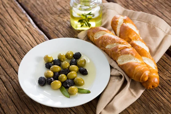 Gemarineerde olijven met olijf olie en brood — Stockfoto