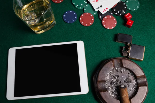 Cendrier avec tablette numérique et jetons de casino — Photo