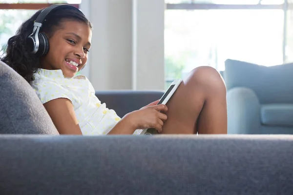 Girl listening to music — Stock Photo, Image