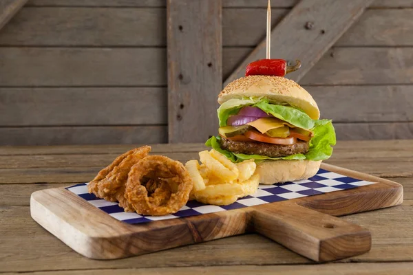 Hamburguesa con aros de cebolla y papas fritas — Foto de Stock