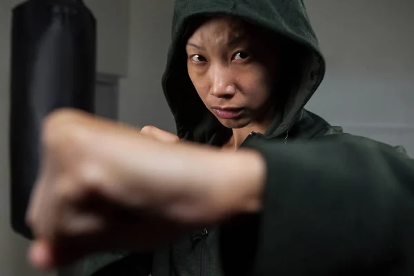 Жінка практикує бокс у фітнес-студії — стокове фото