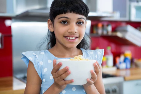 Menina sorrindo segurando tigela de café da manhã — Fotografia de Stock