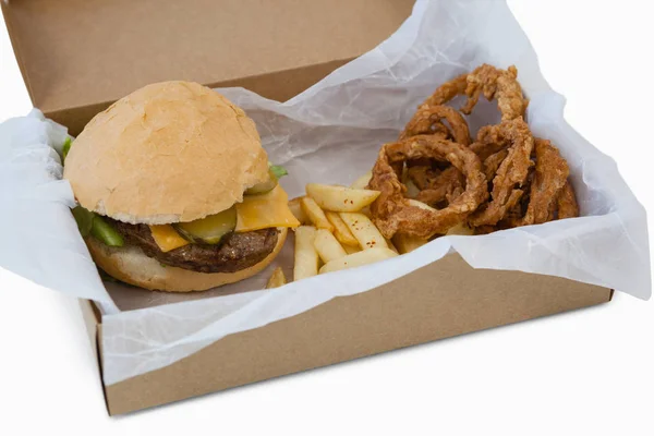 Hamburguesa con aros de cebolla y papas fritas — Foto de Stock