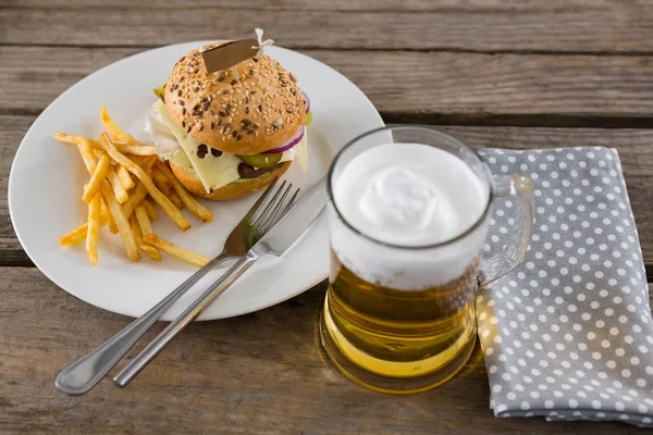 Cheeseburger z frytkami i szklankę piwa — Zdjęcie stockowe