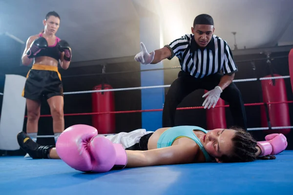 Árbitro contando cerca de atleta — Foto de Stock