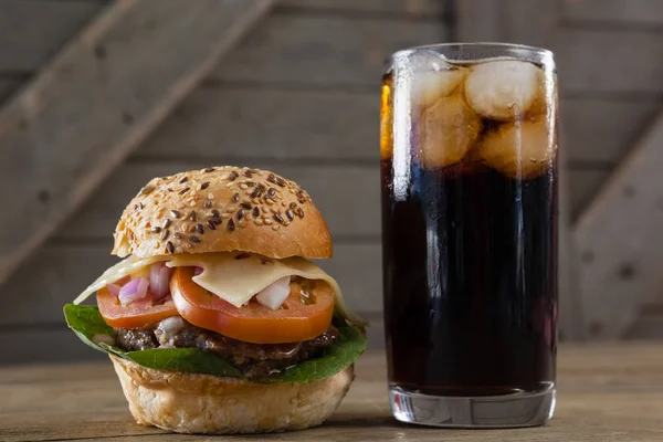 Hamburgare och kall Cola dryck — Stockfoto