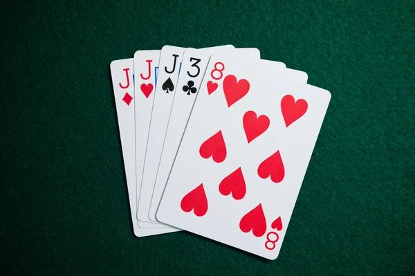 Jogando cartas organizadas na mesa de poker — Fotografia de Stock