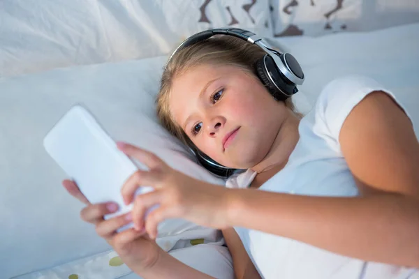 Κορίτσι που ακούει μουσική — Φωτογραφία Αρχείου