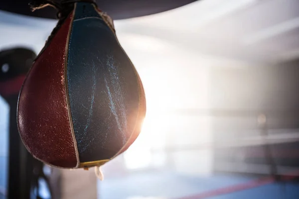 Повешенная кожаная боксерская сумка — стоковое фото